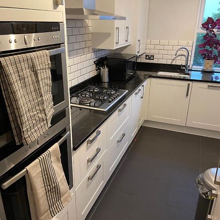 Spacious 2-Bedroom Flat Near Surbiton Station Esterno foto