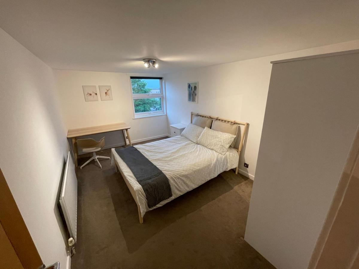 Spacious 2-Bedroom Flat Near Surbiton Station Esterno foto