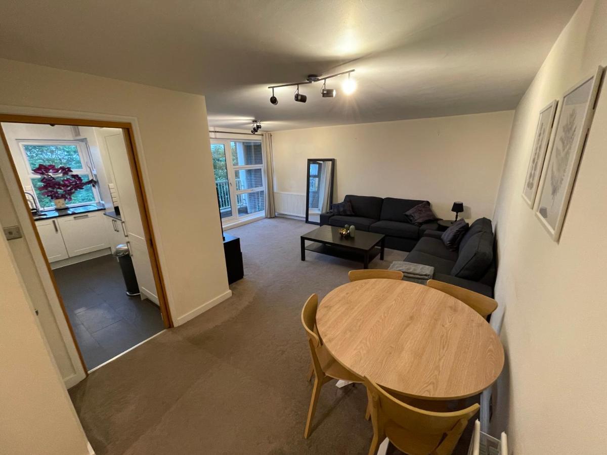 Spacious 2-Bedroom Flat Near Surbiton Station Esterno foto