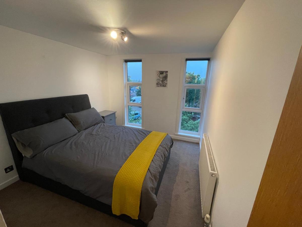 Spacious 2-Bedroom Flat Near Surbiton Station Esterno foto